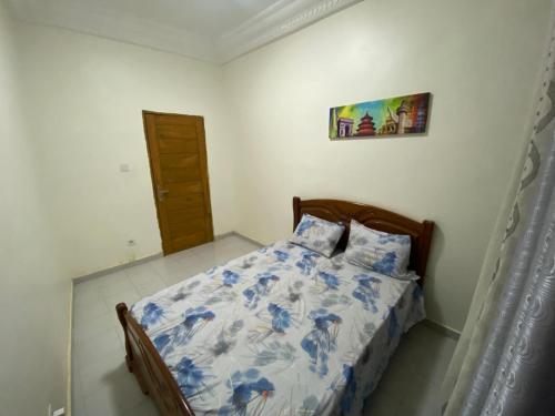 Katil atau katil-katil dalam bilik di Teranga Lodge Diamniadio