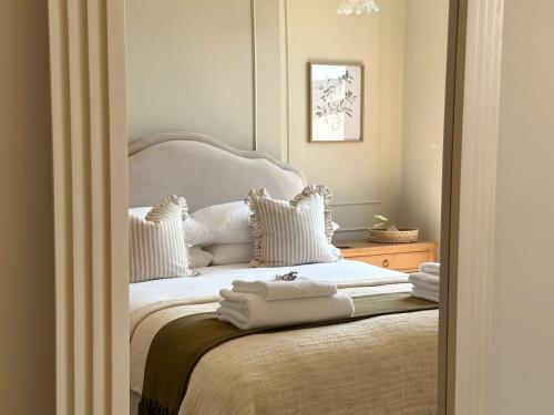 En eller flere senge i et værelse på Nursery Cottage