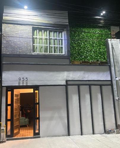 a building with a door and a green wall at DGM Lofts GPE 6 cerca Estadio Rayados in Monterrey