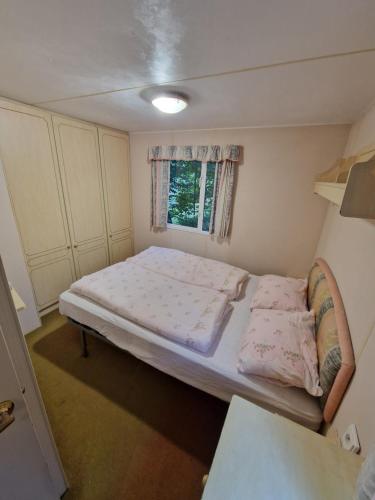 Una cama o camas en una habitación de Údolí Hromů