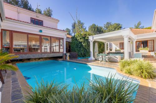 una piscina en el patio trasero de una casa con una casa en Concordia Boutique Venue, en Midrand
