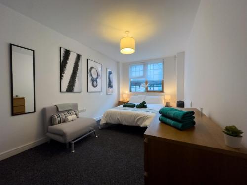 Ένα ή περισσότερα κρεβάτια σε δωμάτιο στο Stylish City Centre Flat - Balcony and Parking