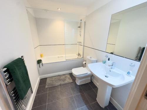 Ένα μπάνιο στο Stylish City Centre Flat - Balcony and Parking