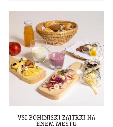 uma mesa com dois pratos de comida e um cesto de comida em apartma Lesnik Vila Ziba em Bohinj