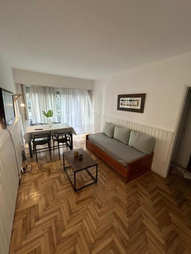 ein Wohnzimmer mit Sofa und Tisch in der Unterkunft Depto 2 ambientes Zona Aldrey in Mar del Plata