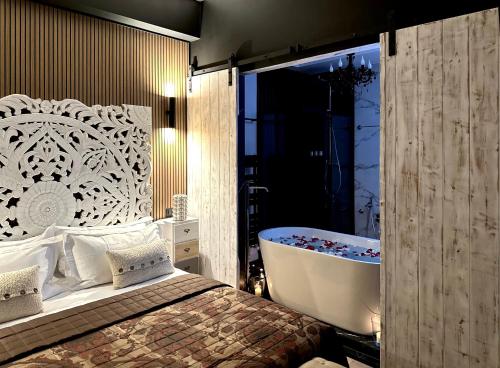 a bedroom with a bath tub and a bed and a bath tub at FORTUNA ORO Luxury Stay in Verona