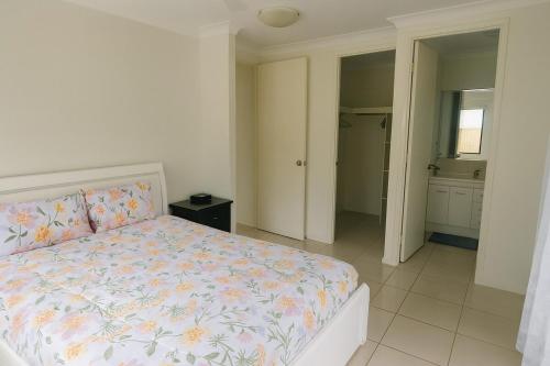 Postel nebo postele na pokoji v ubytování Tropical 4 Bedroom, 2 Bathroom, Pool Home