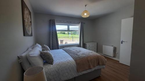 Ein Bett oder Betten in einem Zimmer der Unterkunft Kilbrien Mountain view