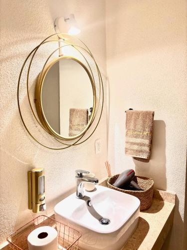 a bathroom with a sink and a mirror at Departamento Boutique con más Amenidades que Ningún otro en la Zona in Acapulco