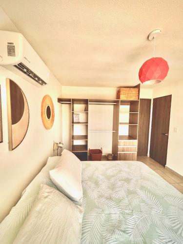 a bedroom with a large bed in a room at Departamento Boutique con más Amenidades que Ningún otro en la Zona in Acapulco