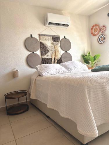 a bedroom with a bed and a wall with mirrors at Departamento Boutique con más Amenidades que Ningún otro en la Zona in Acapulco