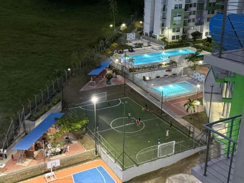 an overhead view of a tennis court at night at El rincón de Tonella Apartamento completo muy equipado in Ibagué