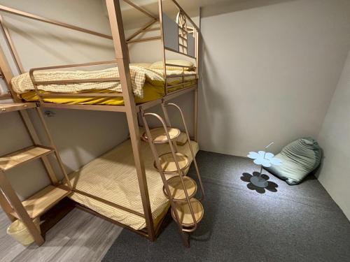 a room with two bunk beds in a room at Formosa 101 Taipei Main Branch in Taipei