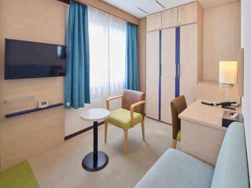 Μια τηλεόραση ή/και κέντρο ψυχαγωγίας στο Hotel Yugaf Inn Okinawa