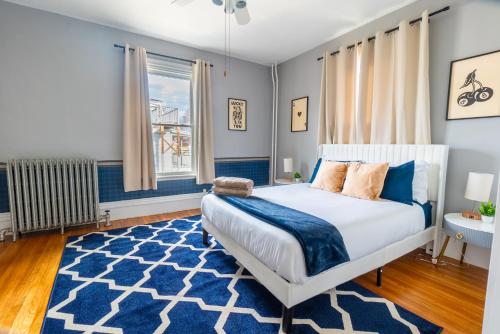 a bedroom with a bed and a blue rug at 3BDR 2BA Downtown Salem with Parking in Salem