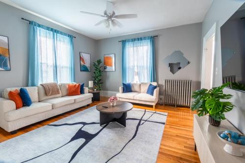 Χώρος καθιστικού στο 3BDR 2BA Downtown Salem with Parking