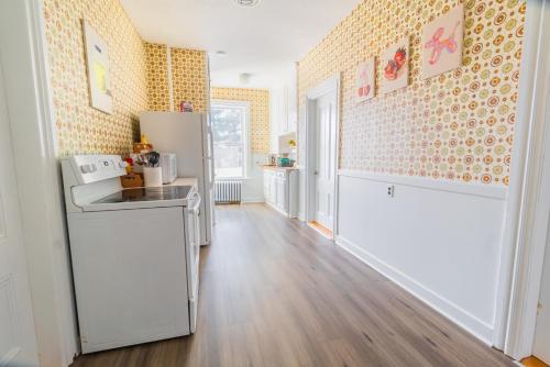 Η κουζίνα ή μικρή κουζίνα στο 3BDR 2BA Downtown Salem with Parking