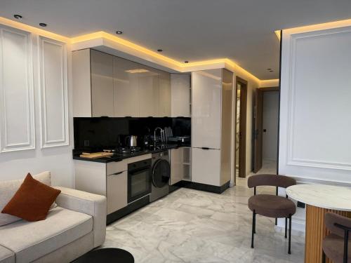 ein Wohnzimmer mit Sofa und eine Küche in der Unterkunft Stylish Apartment with a seaview 9 in Casablanca