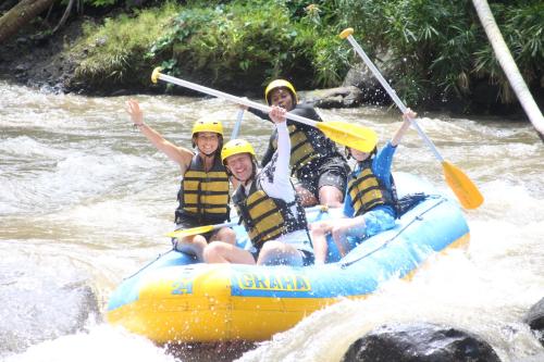 tres personas en una balsa en un río en Combo adventures Quad Bike and White Water Rafting, en Ubud