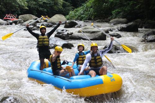 un grupo de personas en una balsa en un río en Combo adventures Quad Bike and White Water Rafting, en Ubud