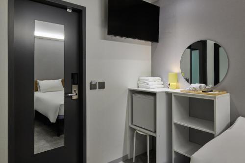 Кровать или кровати в номере Half rest hostel Jongno Insa