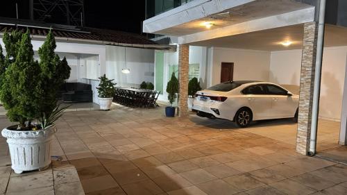 ein weißes Auto steht in einer Garage in der Unterkunft Casa pra Temporada 2km da praia in São Luís