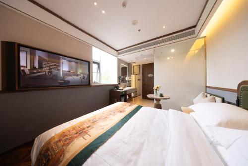 Ένα ή περισσότερα κρεβάτια σε δωμάτιο στο Nostalgia S Hotel Beijing Qianmen Street & Tianqiao Performing Arts Center 时光漫步S酒店 北京前门天桥艺术中心店 Free fresh ground coffee,Free laundry service