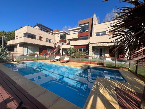 une grande piscine devant un immeuble dans l'établissement Departamento muy cerca del mar, à Mar de las Pampas