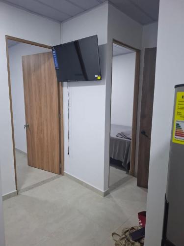 Apartamento en Yopalにあるテレビまたはエンターテインメントセンター