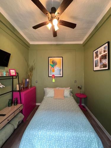a bedroom with a bed and a ceiling fan at Sabor Histórico, artístico, céntrico y famoso in Mexico City
