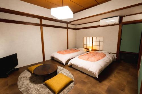 Una cama o camas en una habitación de 熱海温泉 法悦 旅館