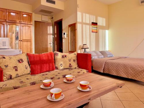 Una sala de estar con un sofá y una mesa de café. en Prime Location Studio Midia Beach, en Sunny Beach