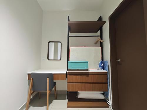 a room with a desk with a mirror and a chair at Desaru Coast, Taman Maris By Antlerzone in Bandar Penawar