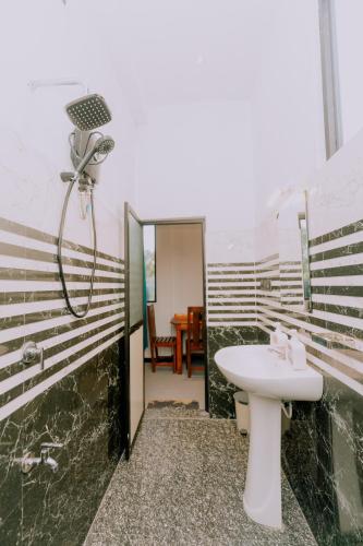 a bathroom with a shower and a sink at The ransi House in Dickwella