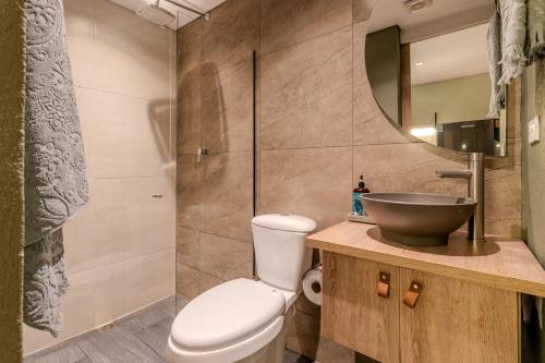 Bilik mandi di B 48 Living by B Rent