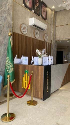 a desk with a red ribbon in front of it at بالمز للشقق المخدومه in Sufan