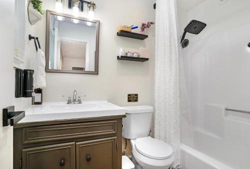 Gallery image of Blossom & Blues- EV, Vinyl, Firepit, Near Downtown in Macon