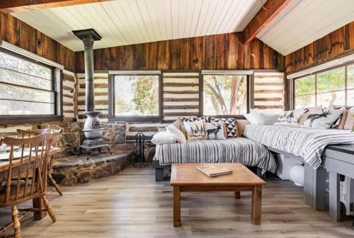 カーンビルにあるKernville Ranchの木製の壁とソファと暖炉のあるリビングルーム