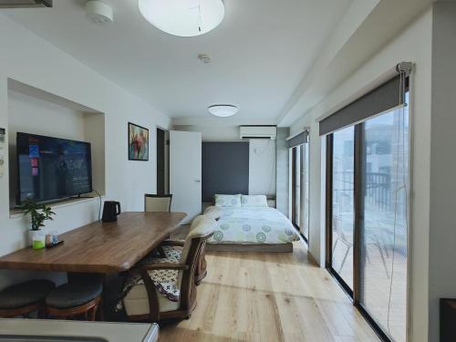 a bedroom with a bed and a desk and a table at #303WZNET梅屋敷駅2分横浜羽田空港都心便利商店街1ldk広い in Tokyo