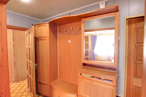 シチョルコヴォにあるЩёлковские квартиры - Советский 5Аの木製のキャビネットと窓が備わる客室です。