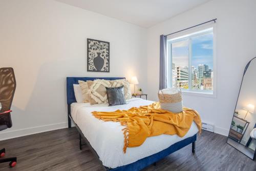 En eller flere senge i et værelse på Luxurious 4 BR Suite in Griffintown