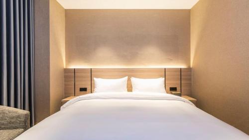 Postel nebo postele na pokoji v ubytování Sucha Hotel Shaowu