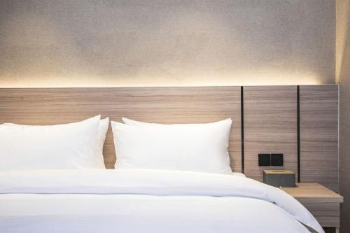 Postel nebo postele na pokoji v ubytování Sucha Hotel Shaowu