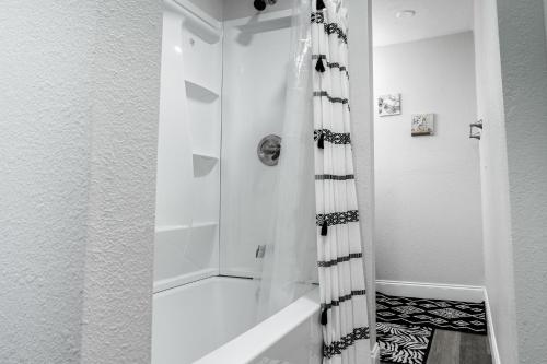 un bagno con doccia con tenda da doccia di Sea Life house a St Petersburg
