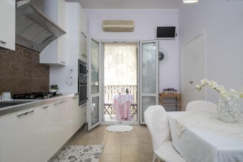 A kitchen or kitchenette at Casa Savoia