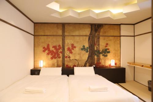Кровать или кровати в номере OYASUMI Art & HOTEL Dotonbori 道顿堀