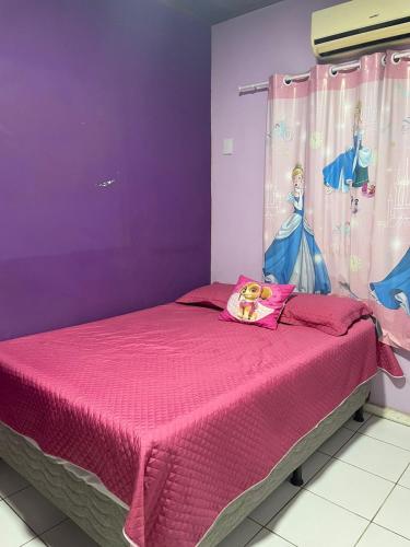 a purple bedroom with a bed with a pink blanket at casa cop 30 in Ananindeua