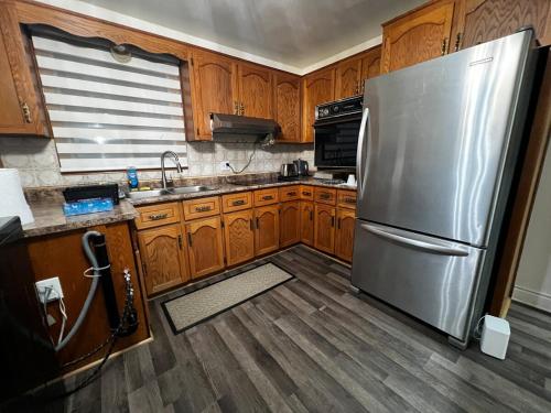 Η κουζίνα ή μικρή κουζίνα στο Three Bedroom Spacious Bangalow with Free Parking, closer to commercial area and highways