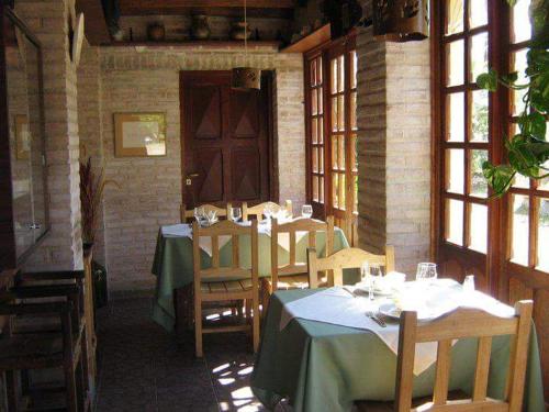 Um restaurante ou outro lugar para comer em Cabanias El Aguaribay