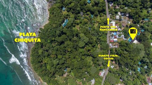 an aerial view of a island with houses and the ocean at Aloki Tsalu 1 Tu refugio entre la selva y el mar in Punta Uva